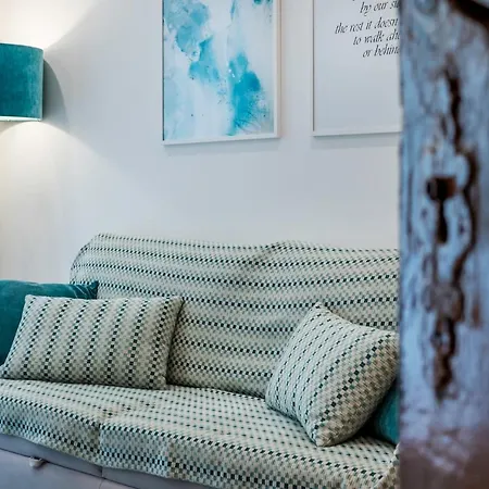Beautiful Downtown Apartment-3